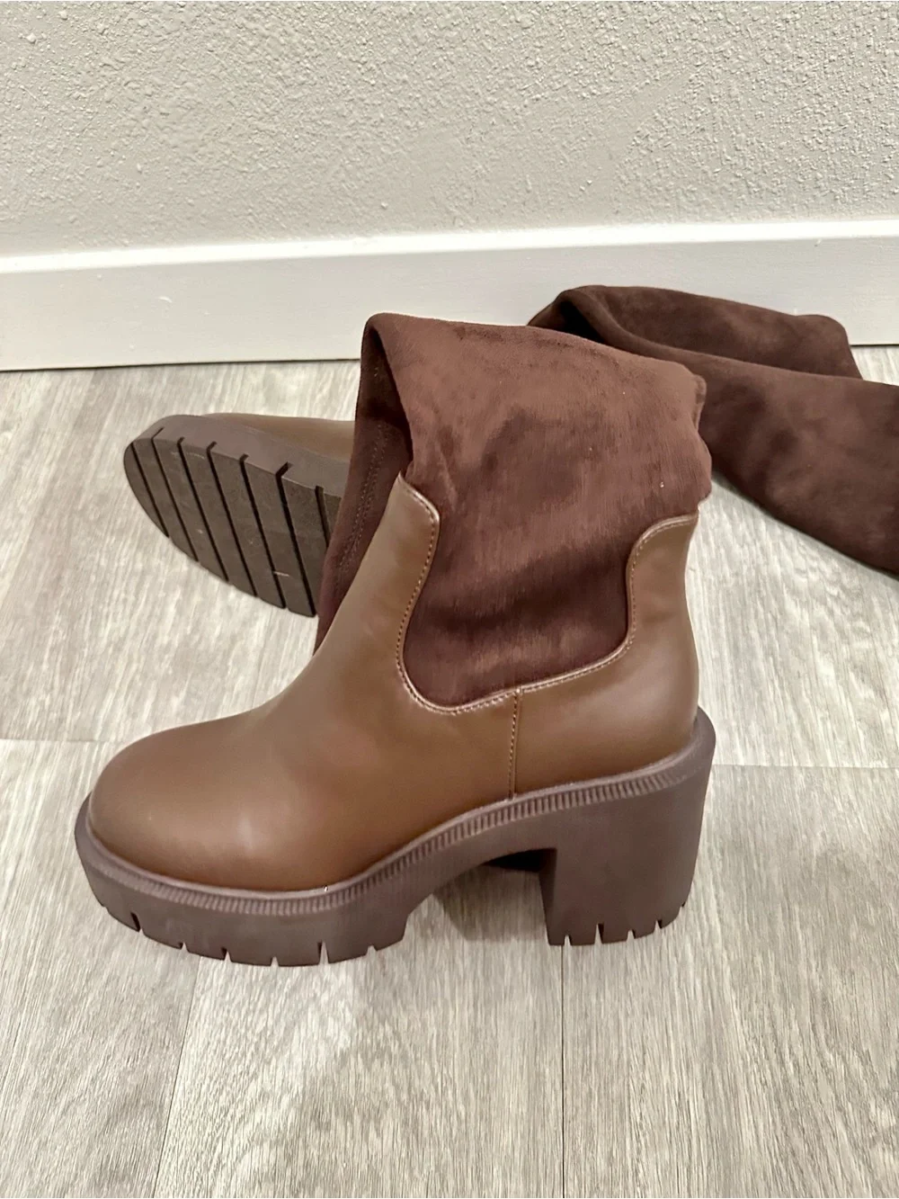 Brown Knee High Platform Boots Lug Sole Block Heel Side Zip Women’s Size 8